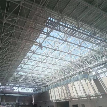 ¿Cuáles son las medidas antideslizantes para el suelo de un gran taller con e...